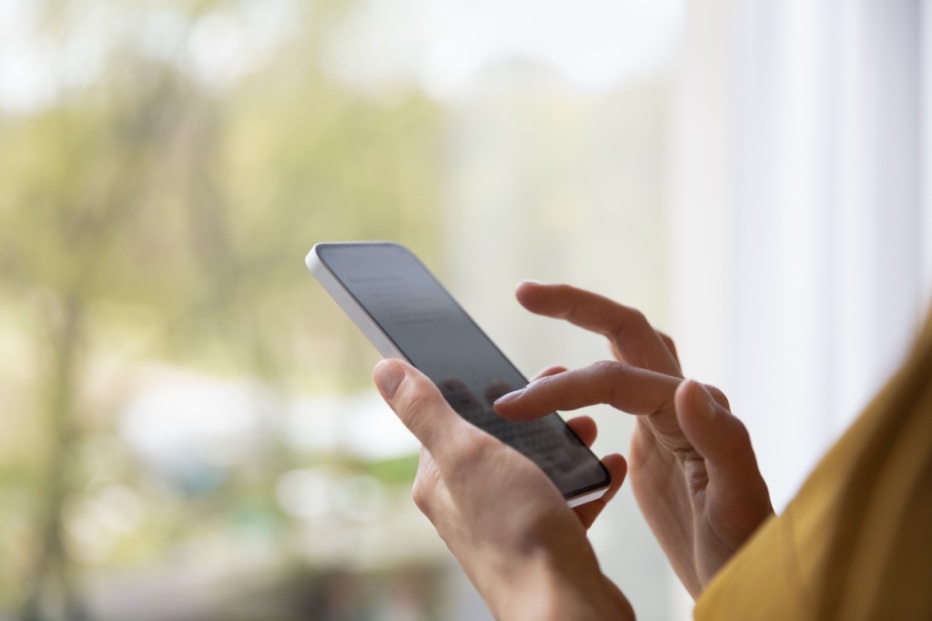 スマートフォンを操作する手元