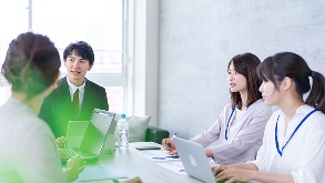 オフィスで打ち合わせをする社員