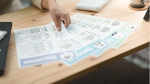 資料を広げて打ち合わせをする様子